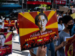 Военные вновь открыли огонь по протестующим в Мьянме, в стране отключен интернет