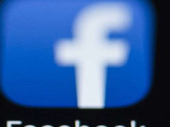 Эксперт посоветовал удалить Facebook с телефона