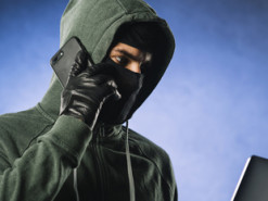 Настоящие деньги за «виртуальные» дрова. Житель Донетчины попался на уловку мошенника