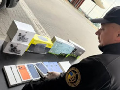 Львівські митники виявили партію Айфонів на 1 млн грн, заховану в рейсовому автобусі з Польщі