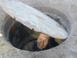 В Днепре прямо в люке поймали вора кабеля