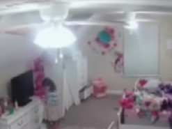 Хакер взломал камеру в комнате девочки и поговорил с ней от лица Санты