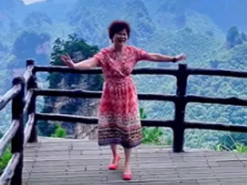 Обезьяна украла сумку у танцующей туристки и попала на видео