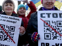 Учасники мітингу антиваксерів у Києві вийшли з QR-кодами "Єдиної Росії"