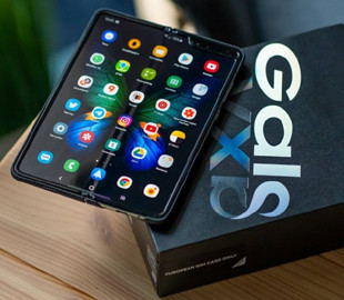 Samsung выпустила крупное обновление для своего первого складного смартфона