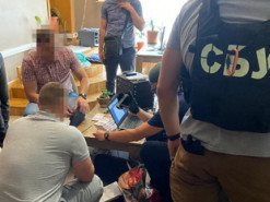 СБУ задержала в Киеве мужчин, которые за полмиллиона евро продавали оборудование для прослушки мобильных телефонов