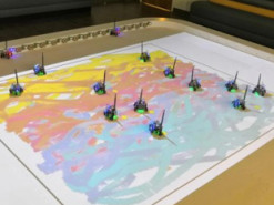 Армию миниатюрных роботов научили сообща рисовать картины