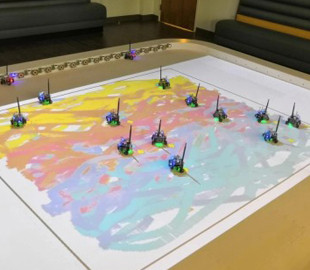 Армию миниатюрных роботов научили сообща рисовать картины