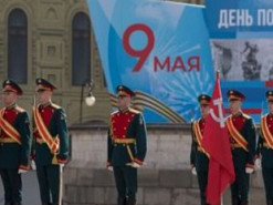 Курьез: В сеть попало видео, как военный потерял сапог во время парада на Красной площади