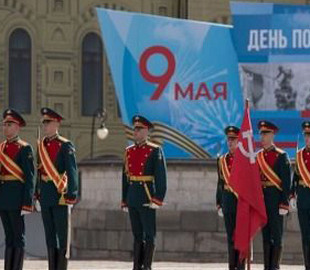 Курьез: В сеть попало видео, как военный потерял сапог во время парада на Красной площади