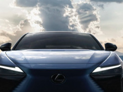 Lexus показала фото своего первого электромобиля RZ 450e