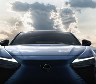 Lexus показала фото своего первого электромобиля RZ 450e