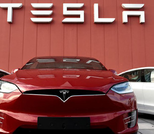 Скандал в Tesla: инженер из России устроился в компанию по фальшивому резюме и вынес секретные данные