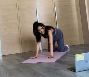 "Холостячка" Злата Огневич похвалилася гнучкістю під час тренування (фото)