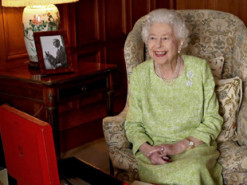 Це вже історія: палац поділився фото королеви Єлизавети II зі знаменитою червоною валізою