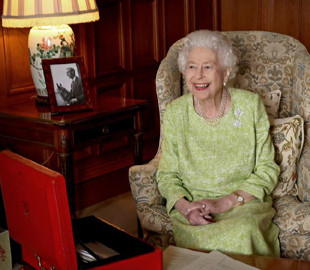 Це вже історія: палац поділився фото королеви Єлизавети II зі знаменитою червоною валізою