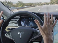 Автопилот Tesla научился распознавать сигналы светофора