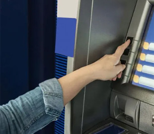 Українців попередили про небезпеку чеків з банкоматів: як шахраї можуть дістатися до грошей