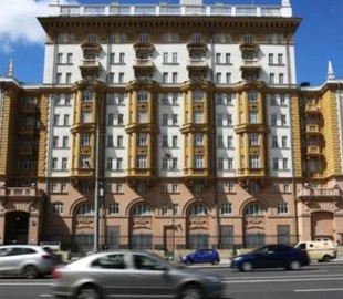 Посольство США потролило Москву за план перейменування площі перед ним