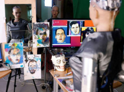 В мире впервые продадут картину, нарисованную роботом Софией