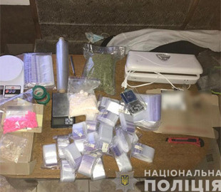Оперативники затримали наркокур’єра та вилучили наркотики та психотропи на 350 тисяч гривень