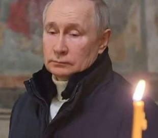Один посеред церкви: ЗМІ показали Путіна на різдвяному богослужінні