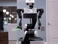 Toyota представила робота-дворецкого, свисающего с потолка