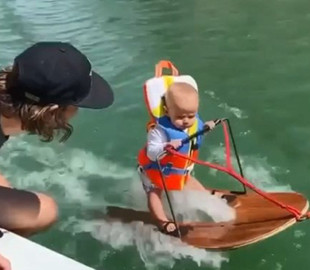 Младенец на водных лыжах стал звездой Сети