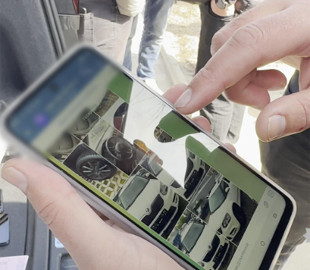 Ошукували військових на продажі елітних іномарок та відмивали отримані прибутки: на Одещині поліцейські викрили та затримали групу шахраїв