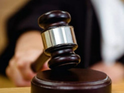 Суд оштрафовал женщину, которая распространяла слухи о средствах защиты