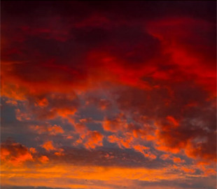 Небо в огне: в Одессе зафиксировали невероятно красивый багровый закат. Фото