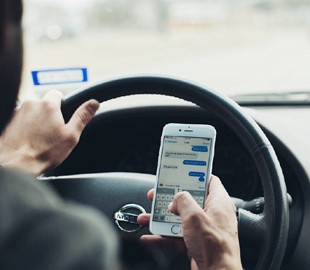 Владельцы iPhone опаснее на дорогах, чем пользователи Android