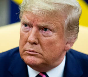 Замешан коронавирус. Facebook впервые удалил запись Трампа