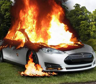 Tesla сгорела вместе с водителем – китайские СМИ опубликовали фото