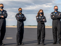 SpaceX представила экипаж первой гражданской миссии: кто полетит на орбиту