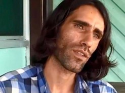 Беженец получил престижную премию за написанную через WhatsApp книгу