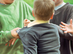 В Херсоне школьники избивали одноклассника и снимали на телефон