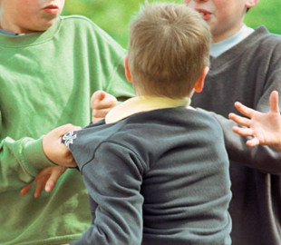 В Херсоне школьники избивали одноклассника и снимали на телефон