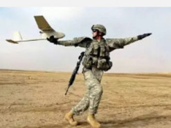 Українські розробники створили революційну технологію для одночасного керування роями дронів і наземних роботів