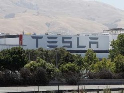Tesla хочет получить данные бывшего сотрудника из Dropbox и Facebook
