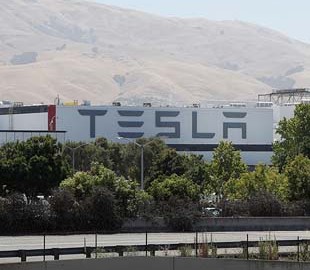 Tesla хочет получить данные бывшего сотрудника из Dropbox и Facebook