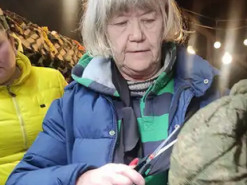 Сітки з форми окупантів: у Харкові плетуть унікальне маскування для ЗСУ