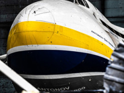 Американский музыкант опубликовал клип, снятый на разрушенном аэродроме Гостомеля