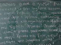 Оккупанты вынесли из школы ноутбуки и столы, а детям пожелали "мира и успехов в учебе"