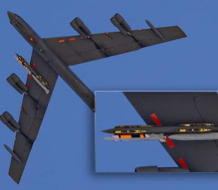 У США помітили бомбардувальник B-52 з новою ядерною крилатою ракетою