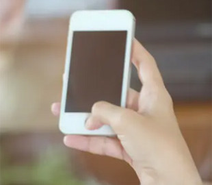 Що потрібно зробити негайно, якщо телефон впав у воду: п’ять швидких кроків