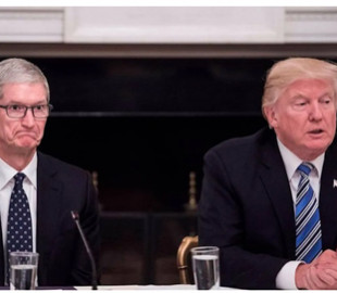 Команда Трампа критикує Apple за небажання перенести виробництво до США