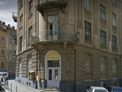 Працівниця «Укрпошти» отримала суворий вирок за зберігання наркотиків на роботі