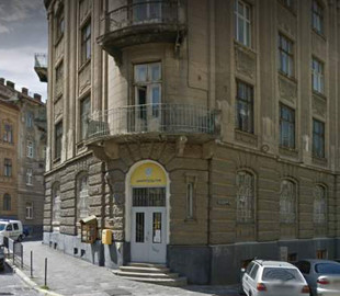 Працівниця «Укрпошти» отримала суворий вирок за зберігання наркотиків на роботі