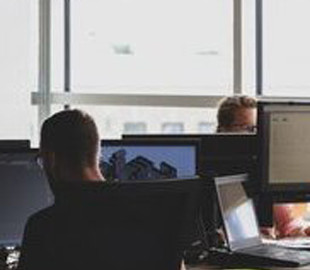 Зарплати ІТ-фахівців в Україні впали вперше з початку повномасштабної війни